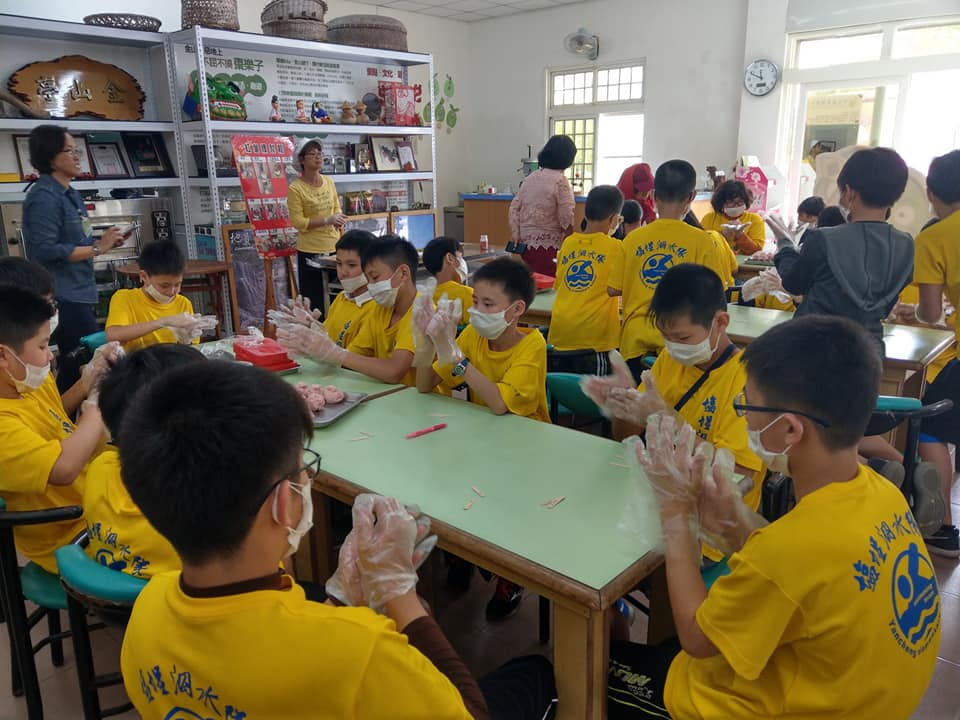 圖6.社區開發體驗遊程，國小學童體驗傳統文化紅龜粿DIY