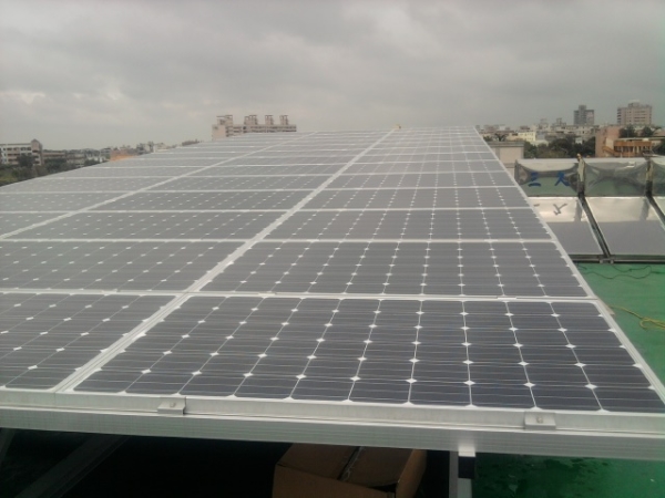 屋頂設置太陽能板