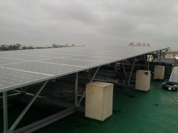 屋頂設置太陽能板