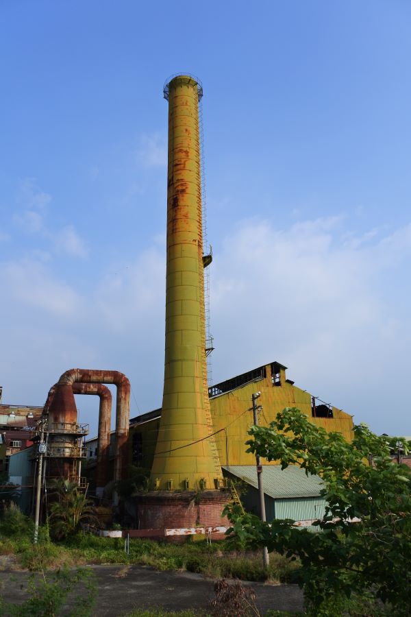 旗山糖廠地標–51.8公尺高的煙囪與製糖工