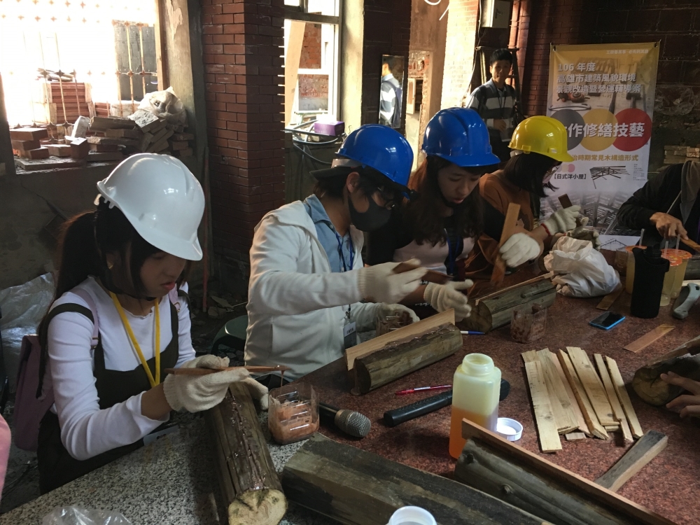 第一場老屋修繕工作坊，學員動手修補木樑裂縫