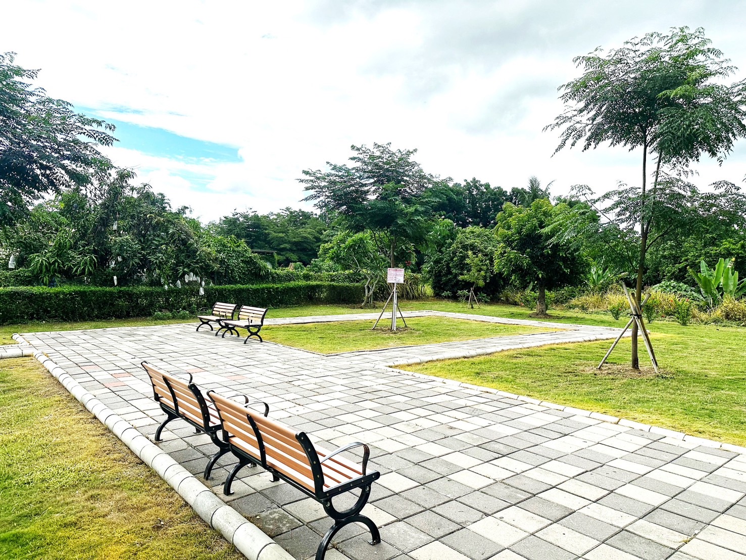 圖7.燕巢東燕社區將關懷據點旁的閒置空地，改造成可供長輩們散步及休憩的優質安全空間