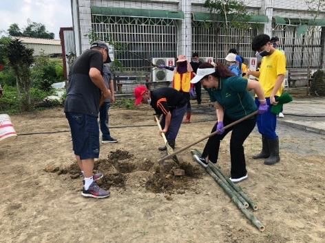 圖6.燕巢東燕社區志工以實際行動合力進行樹木栽植、步道鋪設與環境營造
