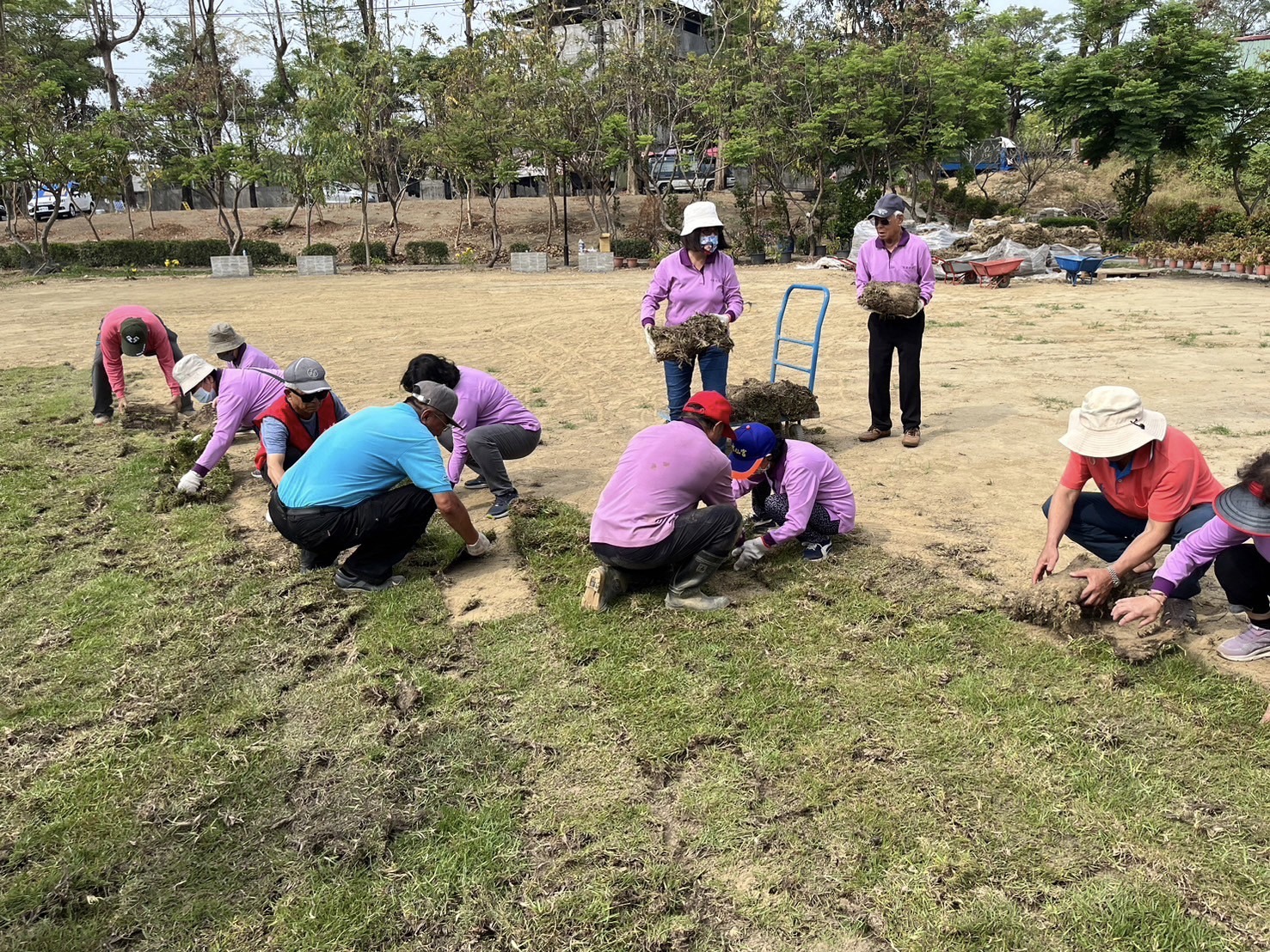 圖3.大樹水寮社區志工齊力營造社區綠環境，透過基地保水，提升社區環境的韌性