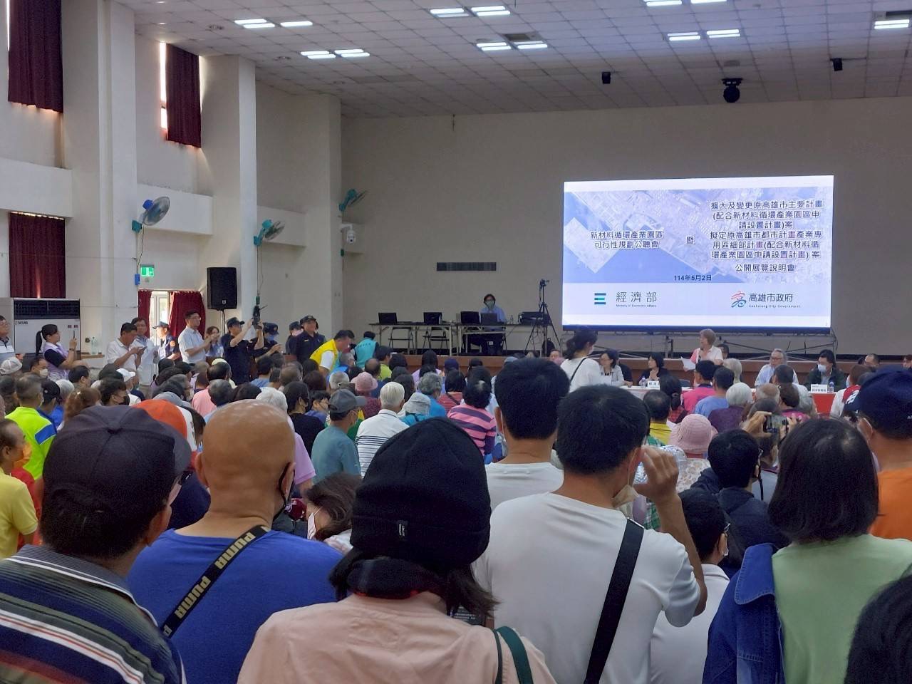 說明會現場，向民眾說明都市計畫內容1