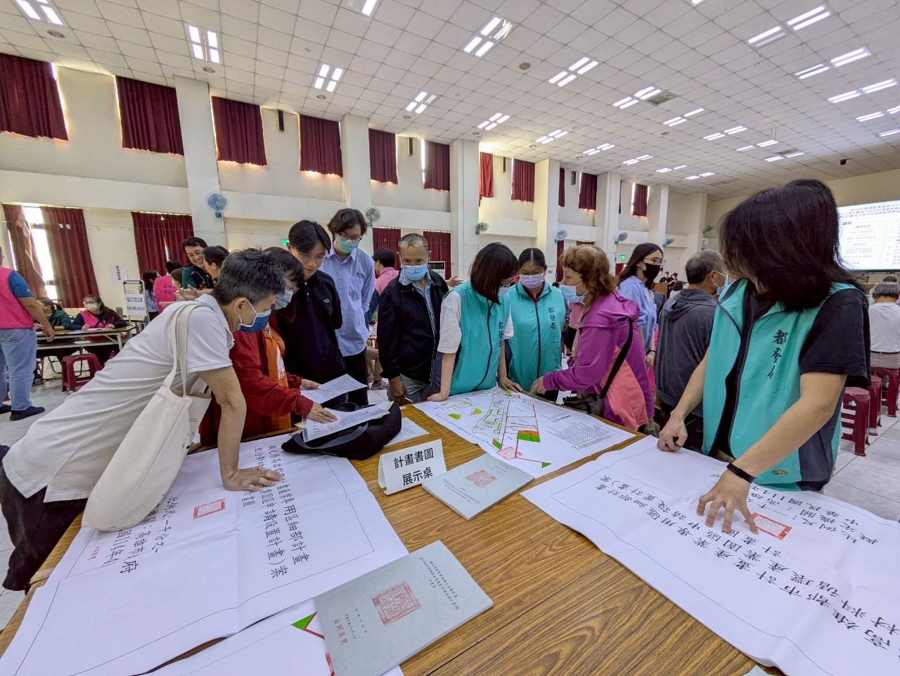 說明會現場，向民眾說明都市計畫內容2