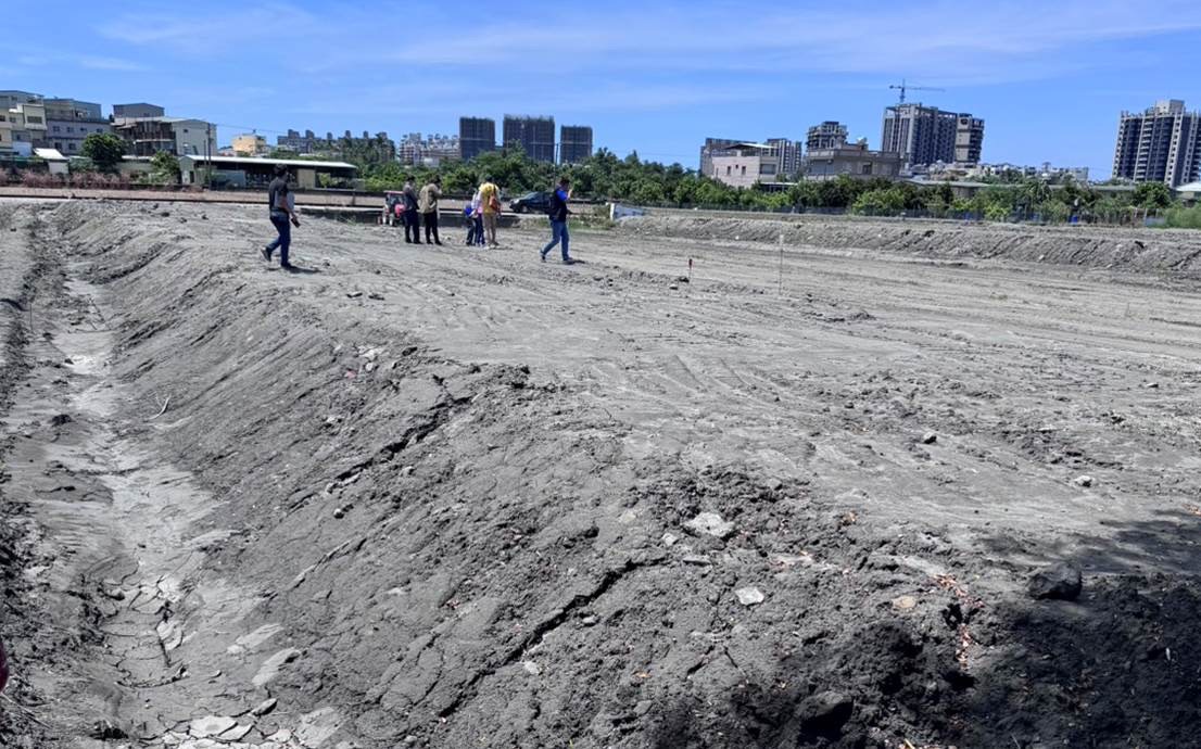 圖 2 市府相關局處會勘農地堆置土石