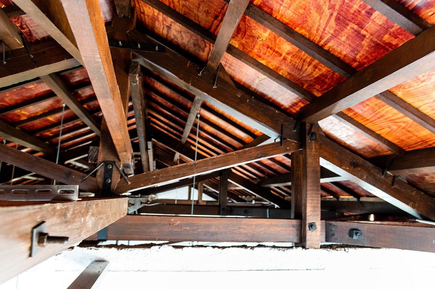 圖2-104房舍原況洋小屋架構復原，可見桁架結構及補強鐵件使用細節。