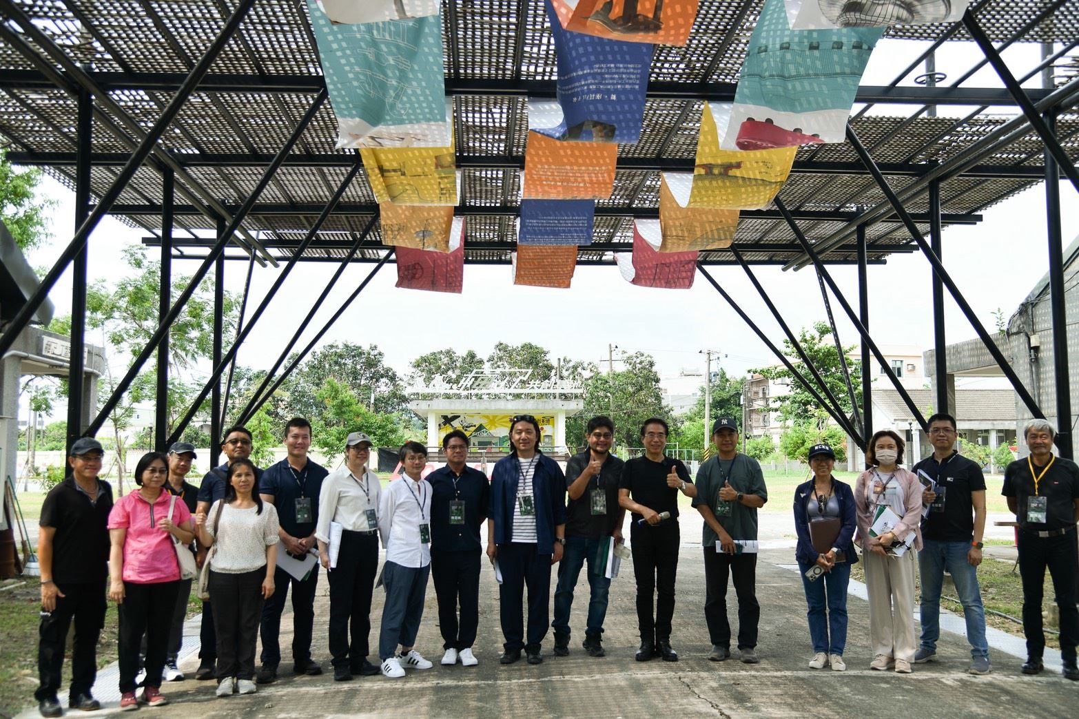 圖3-建築園冶獎評審團隊與高雄市政府都發局、橫山USR計畫團隊-於藝術棚架下紀念合影