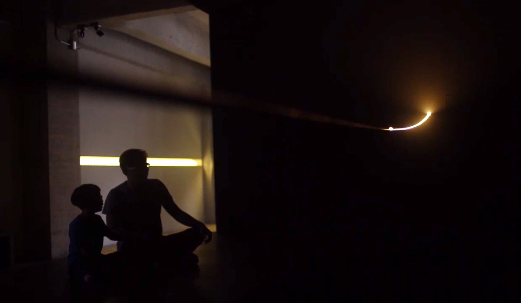 圖9-美術館1F空間常設展《過渡 Crossing》結合場域歷史的現地創作，此處也為過去士兵至金馬賓館報到的地點