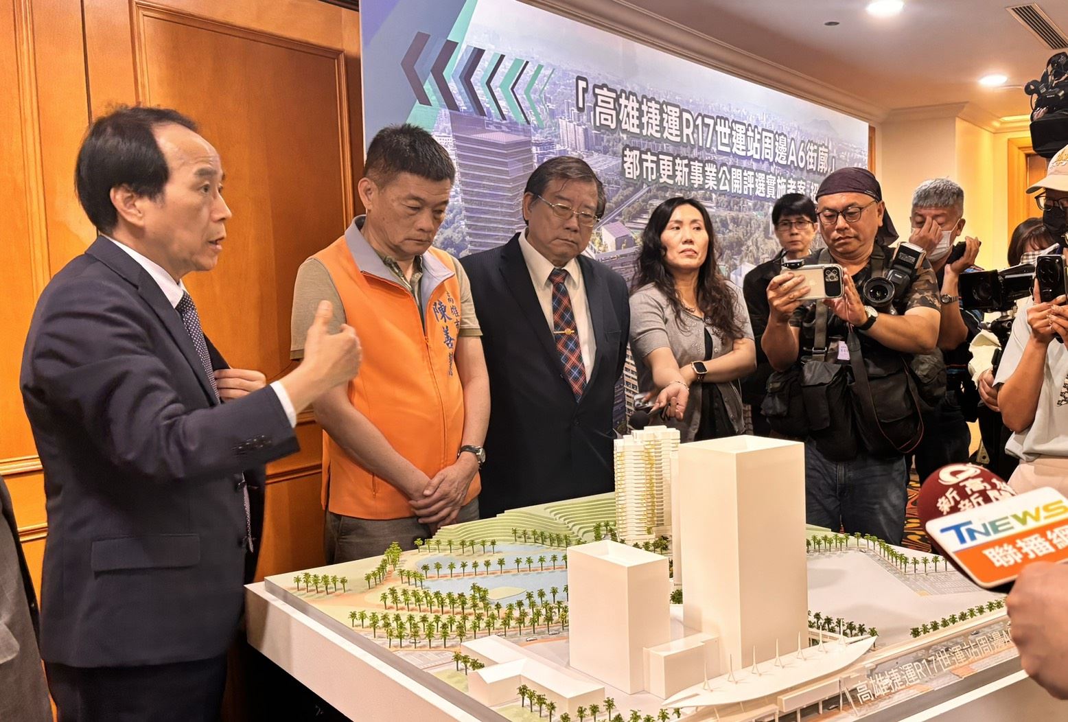 圖1 林副市長介紹R17世運站東側A6街廓公辦都市更新基地模型