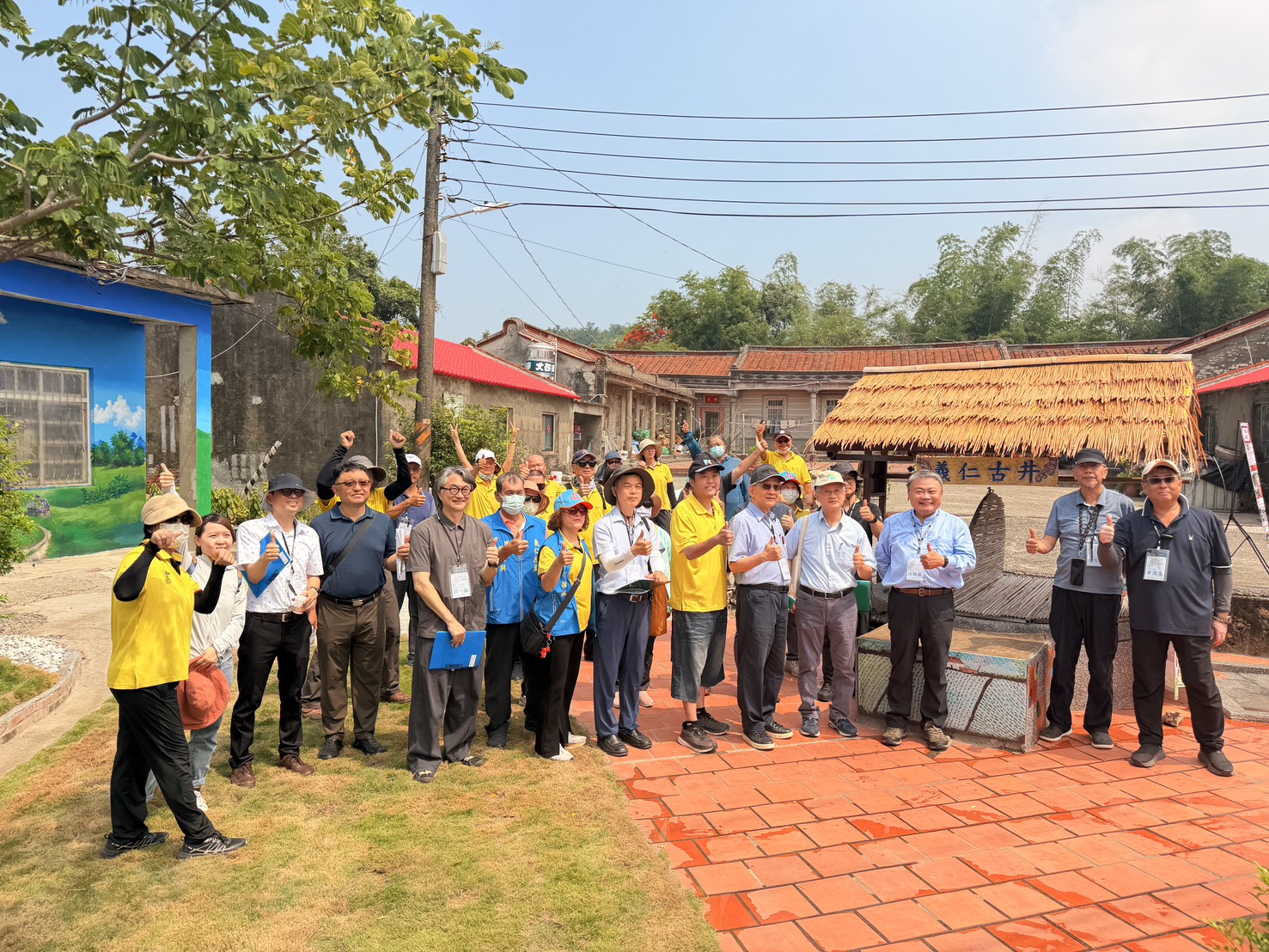圖3.2026年建築園冶獎評選委員於大寮區義仁社區進行現地評選，眾人於凝聚地方記憶的「百年古井」營造點前開心合影，展現居民齊心參與空間活化與景觀共創的豐碩成果