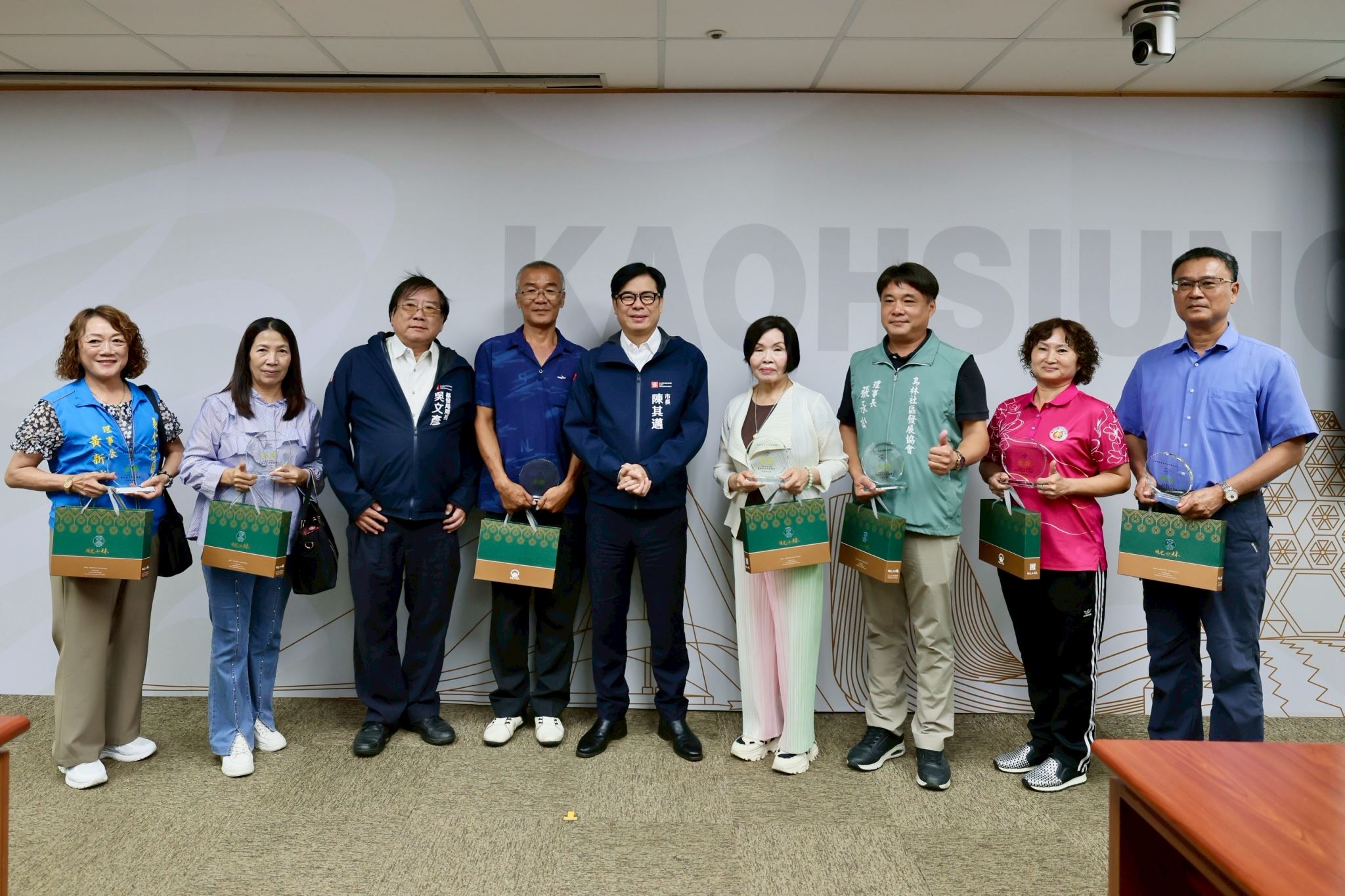 01.市長陳其邁與金獎社區合照(左起大寮義仁社區、杉林月眉社區、杉林老人福利協進會、旗山廣福社區、仁武烏林社區、前鎮興邦社區及橋頭芋寮社區)