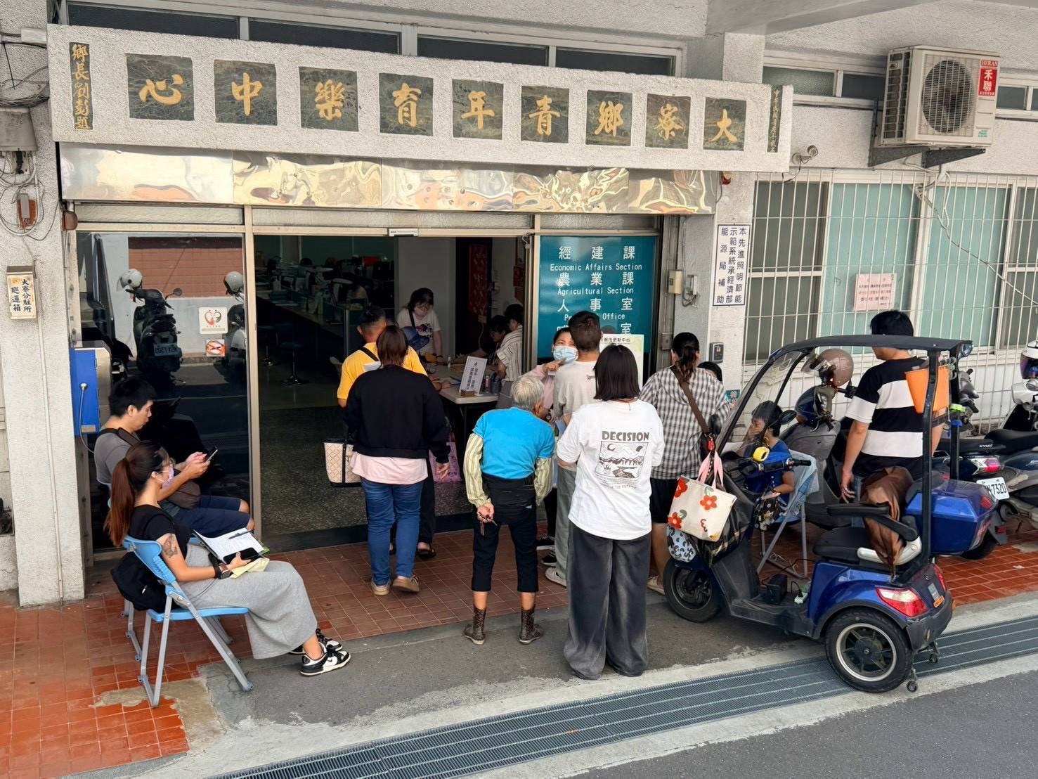 圖1.大寮區公所排隊諮詢人潮_0