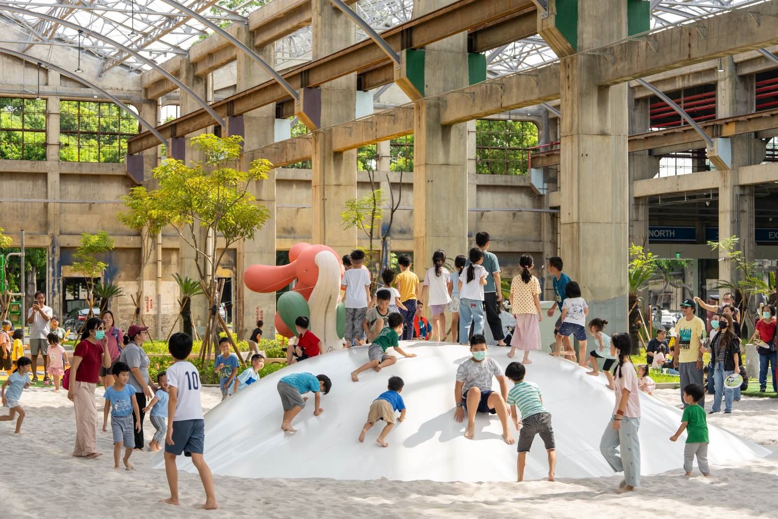 圖2_高雄親子遊樂園區開幕人潮盛況