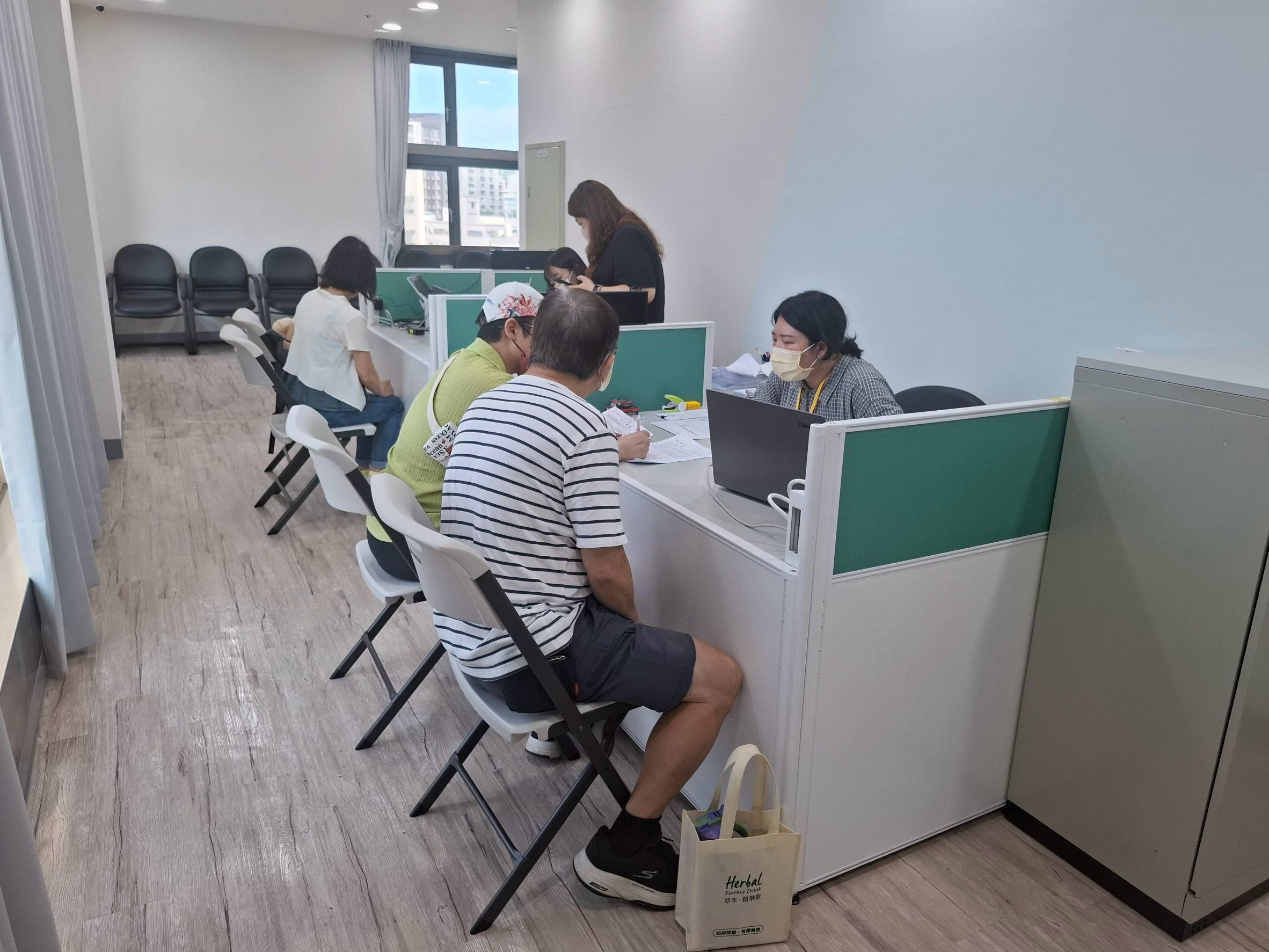 圖2：高雄住都中心現場申辦招租民眾
