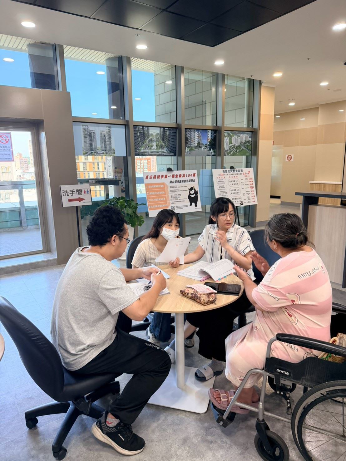 圖4：高雄住都中心現場申辦招租民眾