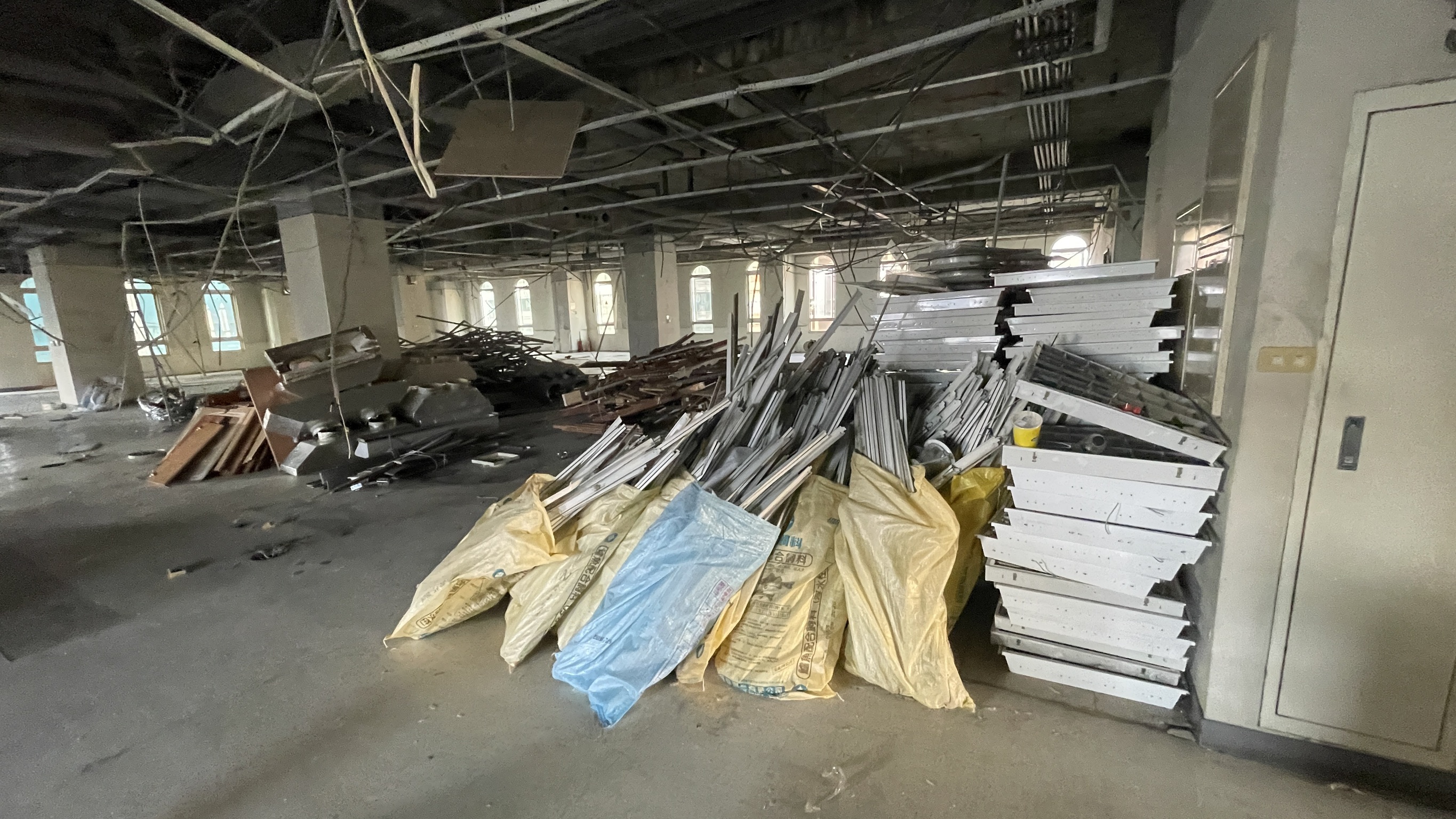 圖4 舊健保大樓室內裝修拆除中